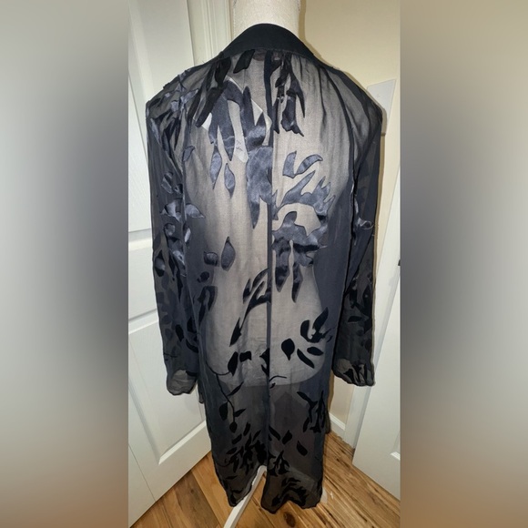 Silk Convertible Shirt. Hi-lo super light and silky. NWT. Size L. Black - Picture 3 of 10